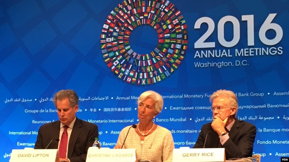 國際貨幣基金組織總裁拉加德（中）在年會記者會上（美國之音莫雨拍攝）
