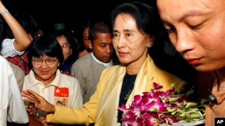 NLD ဥကၠဌ ေဒၚေအာင္ဆန္းစုၾကည္ သူ႔ရဲ႕ ဒုတိယအႀကိမ္ ဥေရာပသံုးႏုိင္ငံခရီးစဥ္ကို ထြက္ခြာဖို႔ မဂၤလာဒံုေလဆိပ္ကို ေရာက္ရွိလာစဥ္ (၁၀ စက္တင္ဘာ ၂၀၁၃)