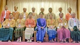 NLD ဗဟိုအလုပ္အမႈေဆာင္အဖြဲ႔၀င္မ်ား။ (မတ္လ ၁၀၊ ၂၀၁၃)။