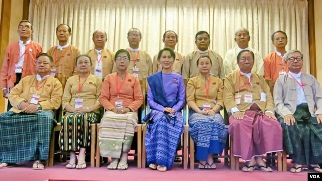 NLD ဗဟိုအလုပ္အမႈေဆာင္အဖြဲ႔၀င္မ်ား။ (မတ္လ ၁၀၊ ၂၀၁၃)။