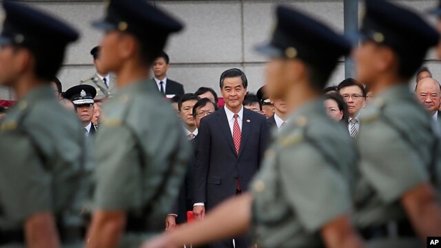 Ông Lương Chấn Anh, trưởng quan hành chánh Hồng Kông, bị người biểu tình la ó phản đối khi tham dự lễ kỷ niệm 65 năm ngày Quốc khánh Trung Quốc.