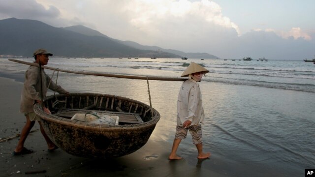Ngư dân kéo thuyền thúng vào bờ ở Đà Nẵng.