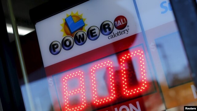 Bảng điện tử hiển thị Powerball ở thành phố Encinitas, California, 8/1/2016.