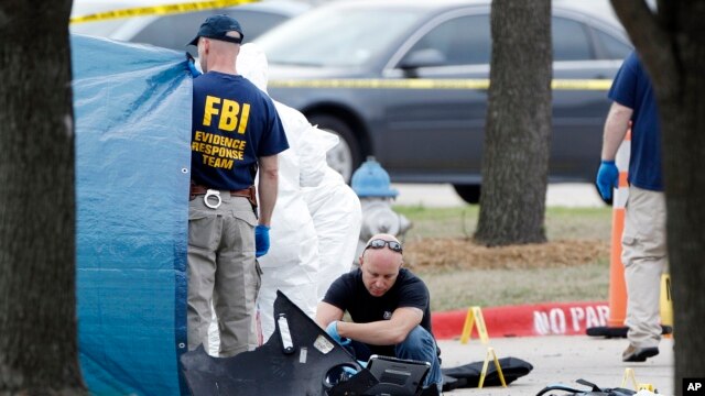 FBI điều tra hiện trường vụ xả súng bên ngoài Trung tâm Culwell Curtis ở Garland, Texas, ngày 4/5/2015.