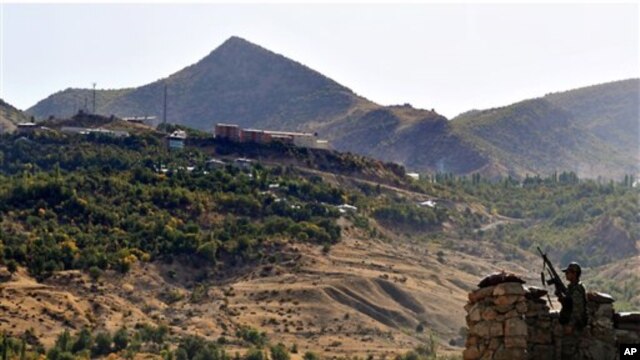 Di vê wêneya arşîvê de, leşkerên Tirk di operasyoneke dijî serhildayên PKK'ê de xwane dibin