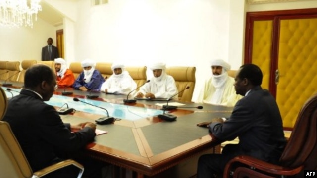 Le président Compaoré (à dr.) rencontre une délégation d'Ansar Dine à Ouaga, le 6 nov. 2012