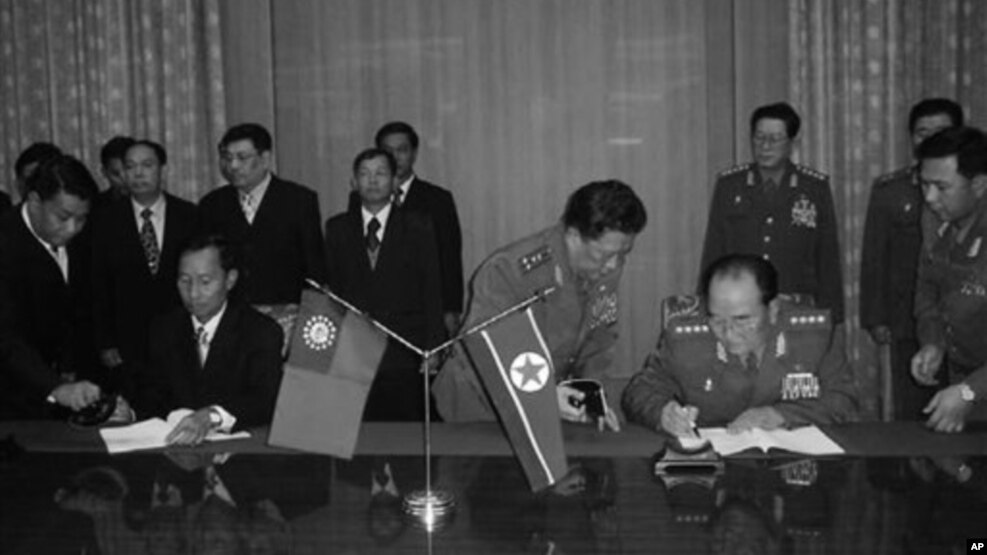 ျမန္မာစစ္ေခါင္းေဆာင္မ်ားနဲ႔ ေျမာက္ကိုရီးယား စစ္ေခါင္းေဆာင္မ်ား ေတြ႔ဆံု။ (ဇြန္ ၂၄၊ ၂၀၀၉)