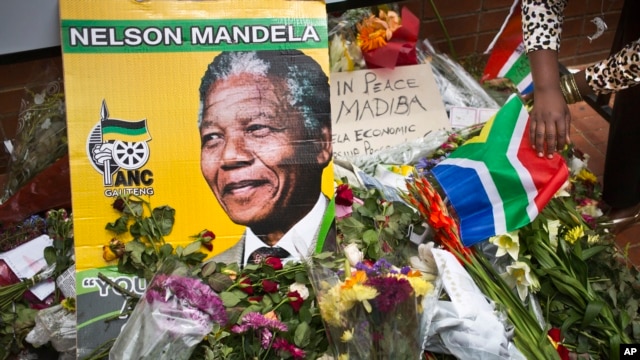 Những người thương tiếc nhà cựu lãnh đạo Nam Phi đặt hoa, ảnh, và lời chia buồn trước nhà cũ của ông Nelson Mandela ở Soweto, Johannesburg, Nam Phi