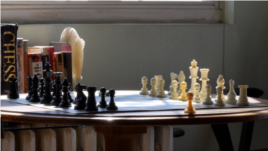法律窗口:前重刑犯通过下国际象棋重塑人生 国际象棋棋盘 (视频截图)
