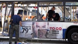 Des policiers israéliens examinant le bus endommagé par une explosion à Tel Aviv