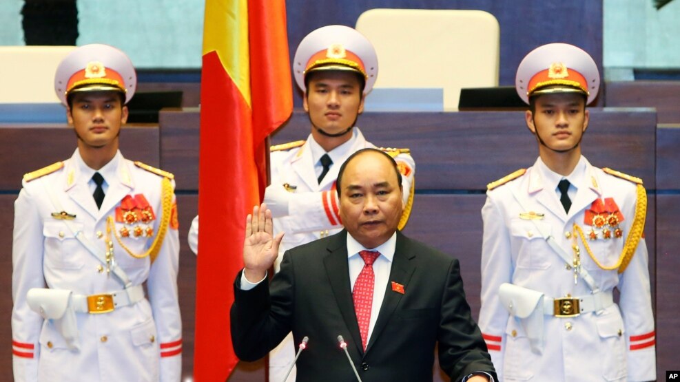 Thủ tướng Nguyễn Xuân Phúc tuyên thệ nhậm chức sau khi được Quốc hội bỏ phiếu tán thành, Hà Nội, 26/7/2016.