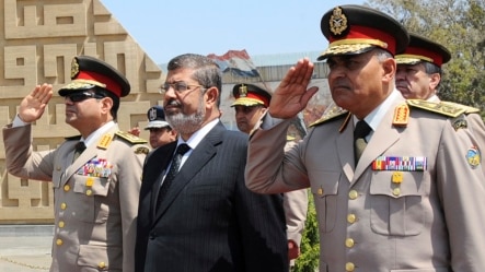 Le président égyptien Mohamed Morsi lors d'un recueillement sur la tombe de l'ancien président Anouar el-Sadat et celle du Soldat Inconnu, 24 avril 2013