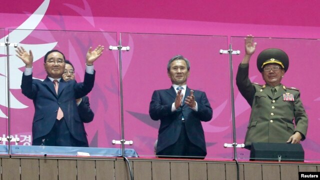 South Korea's Prime Minister Jung Hong-won (L), former South Korean minister for national defense Kim Kwan-jin (C) and North Korea's Hwang Pyong So (R), a senior aide to North Korea's leader Kim Jong Un, attend the closing ceremony of the 17th Asian Games