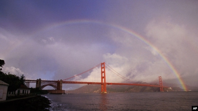 Cầu vồng bên trên Cầu Golden Gate thu hút rất nhiều du khách ở San Francisco, California. 