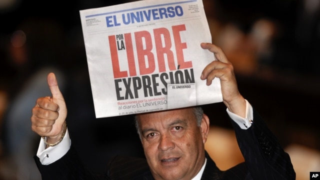 El legislador de la oposición Ramiro Terán sostiene una copia del periódico El Universo de Guayaquil, durante un discurso del presidente Rafael Correa en la Asamblea Nacional, en agosto de 2011.