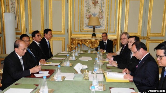 ျမန္မာသမၼတနဲ႔ ျပင္သစ္သမၼတတို႔ Elysee နန္းေတာ္မွာ ေတြ႔ဆံုေဆြးေႏြးေနၾကစဥ္။ ( သတင္း မွတ္တမ္း- ႏိုင္ငံေတာ္သမၼတရံုး)