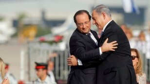 ျပင္သစ္သမၼတ Francois Hollande (ဝဲ) အစၥေရးဝန္ႀကီးခ်ဳပ္ Benjamin Netanyahu တို႔အား Ben Gurion ေလဆိပ္တြင္ ေတြ႔ရစဥ္။ (ႏိုဝင္ဘာ ၁၇၊ ၂၀၁၃)
