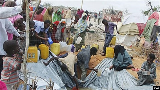 Para pengungsi Somalia tinggal di sebuah kamp pengungsi di Mogadishu (foto: dok). Menurut badan urusan pengungsi PBB, sekitar 42 juta orang di dunia masih hidup dalam pengungsian. 