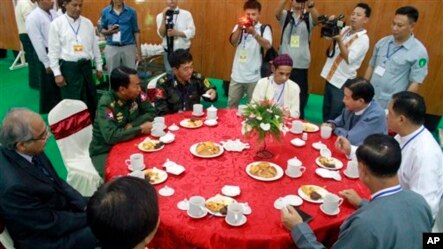 ျမစ္ႀကီးနားၿမိဳ႕ မေနာကြင္းမွာ ျပဳလုပ္ခဲ့တဲ့ ကခ်င္ၿငိမ္းခ်မ္းေရး ေဆြးေႏြးပြဲ (၂၈ ေမ ၂၀၁၃)