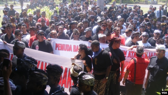 Aksi keprihatinan ormas Bali di depan gedung DPRD di Denpasar. (VOA/Muliarta)