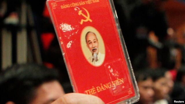 Đại biểu đảng cộng sản Việt Nam bỏ phiếu về các chính sách tại lễ bế mạc Đại hội đảng lần thứ 11 tại Hà Nội, ngày 19/1/2011.
