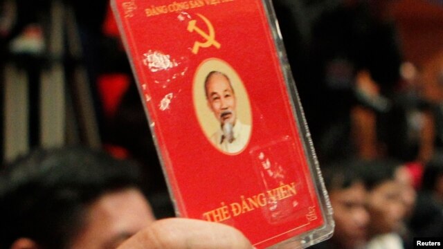 Đại biểu đảng cộng sản Việt Nam bỏ phiếu về các chính sách tại lễ bế mạc Đại hội đảng lần thứ 11 tại Hà Nội, ngày 19/1/2011.