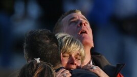 Des familles des victimes près de l'école primaire Sandy Hook