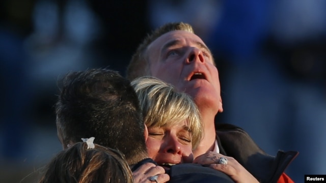 Des familles des victimes près de l'école primaire Sandy Hook