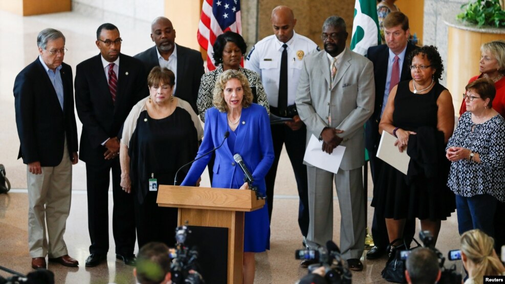 Thị trưởng Jennifer Roberts phát biểu trước các phóng viên vào buổi sáng sau cuộc biểu tình phản đối vụ cảnh sát bắn ông Keith Lamont Scott ở Charlotte, North Carolina, ngày 21 tháng 9 năm 2016.