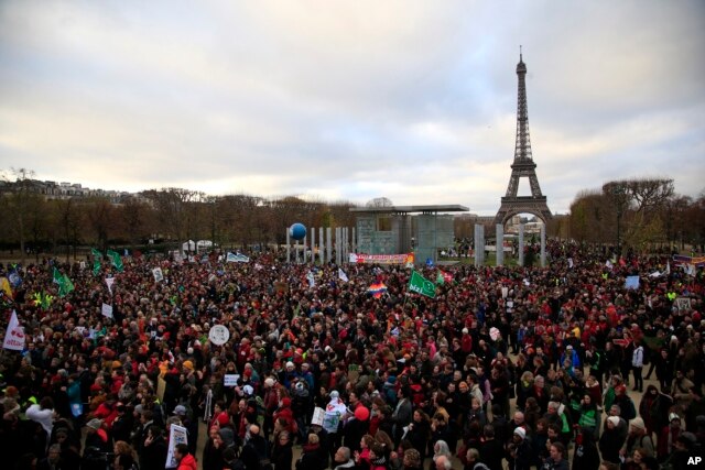 Activists gather near the Eiffel Tower during the COP21, the United Nations Climate Change Conference, in Paris, Dec.12, 2015.