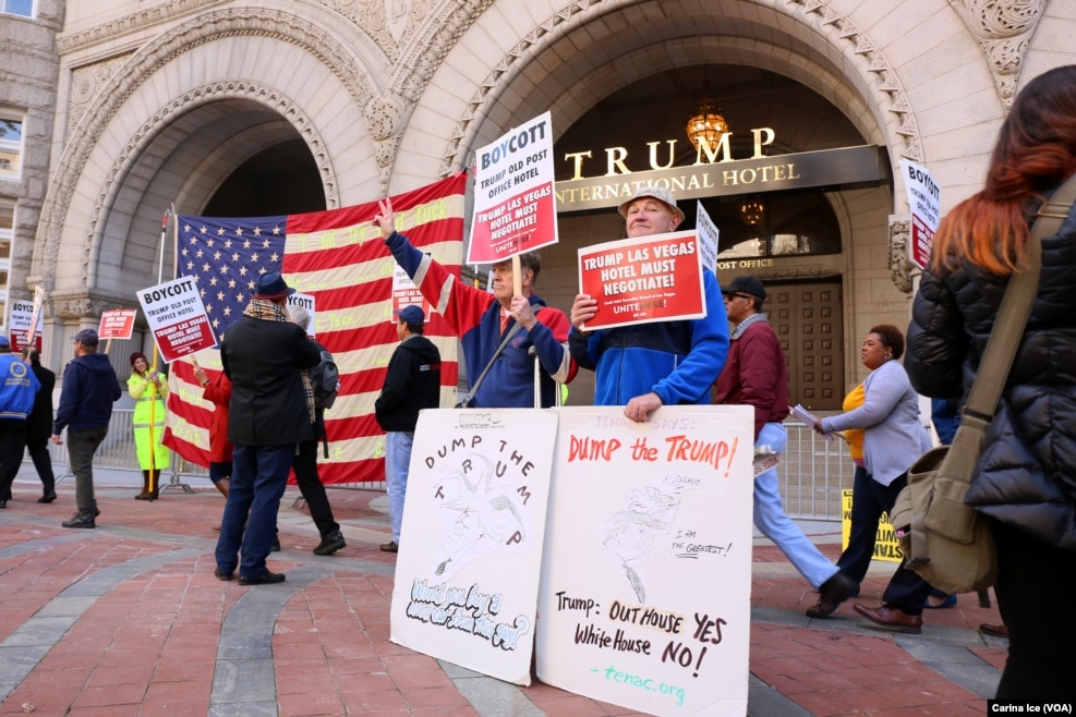 在华盛顿，在川普新开张的豪华酒店前面，有数以百计的人示威。有人手持标语&ldquo;抛弃川普&rdquo;&ldquo;不让川普进白宫&rdquo;