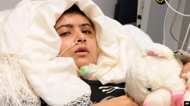 Malala Yousufzai, nữ sinh bị các phần tử Taliban bắn trọng thương đang hồi phục tại bệnh viện Queen Elizabeth ở Birmingham, Anh 
