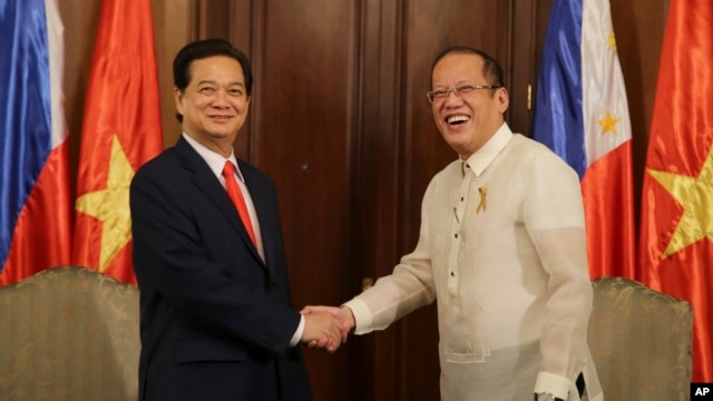 Tổng thống Philippines Benigno Aquino III chào đón Thủ tướng Việt Nam Nguyễn Tấn Dũng tại Dinh Malacanang ở Manila, ngày 21/5/2014.