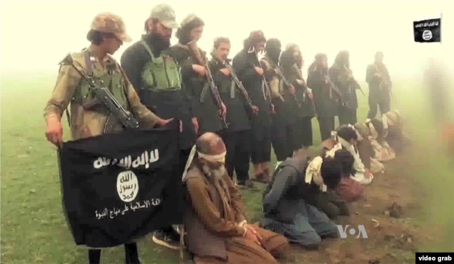 Hình ảnh chụp từ video do nhóm Nhà nước Hồi giáo công bố cho thấy các nạn nhân, là thành viên của cộng đồng sắc tộc thiểu số Hazara theo phái Shia, trước khi bị chặt đầu.
