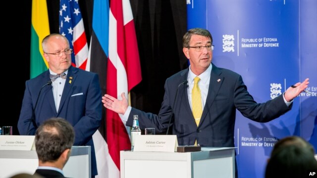 Bộ trưởng Quốc phòng Lithuania Juozas Olekas (trái) và Bộ trưởng Quốc phòng Hoa Kỳ Ashton Carter mở họp báo chung sau cuộc hội đàm ở Tallinn, Estonia, 23/6/15