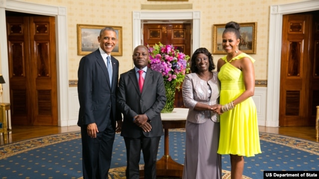 Presidente Barack Obama e a Primeira-dama Michelle Obama com José Mário Vaz, Presidente da República da Guiné-Bissau, e a Primeira-dama Rosa Teixeira Goudiaby Vaz, na Sala Azul por ocasião do jantar na Casa Branca, pela Cimeira Estados Unidos/ Líderes Afr