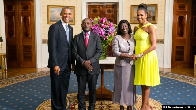 Presidente Barack Obama e Primeira-dama Michelle Obama com José Mário Vaz, Presidente da Guiné-Bissau, e Primeira-dama Rosa Teixeira Goudiaby Vaz, na Sala Azul por ocasião do jantar na Casa Branca, da Cimeira Estados Unidos/ Líderes Africanos