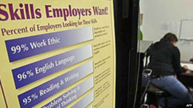 Bảng quảng cáo tuyển nhân viên tại một trung tâm tìm việc làm ở San Jose, California