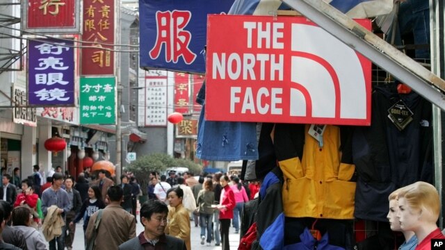 Gian hàng bán các sản phẩm North Face giả tại Bắc Kinh. Áo North Face giả bán trong các gian hàng này chỉ với giá khoảng 20 đôla/áo.  