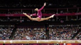 Jimnas amerikèn Gabrielle Douglas (Meday Lò) nan yon pèfòmans gimnastik atistik endividyèl--kategori fi nan Je Olenpik Lond yo