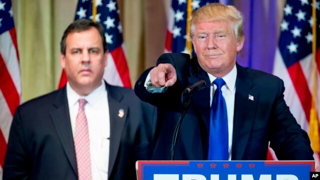 Ứng cử viên tổng thống đảng Cộng hòa Donald Trump và Thống đốc bang New Jersey Chris Christie trong cuộc họp báo tại tiểu bang Florida, ngày 1/3/2016.  
