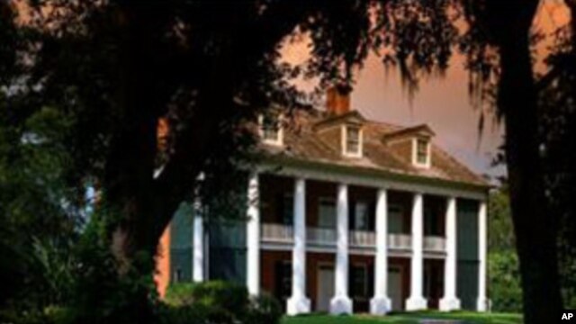 One can picture southern aristocrats sitting on the mansion’s veranda, sipping cocktails and looking out through the massive columns at the verdant landscape.