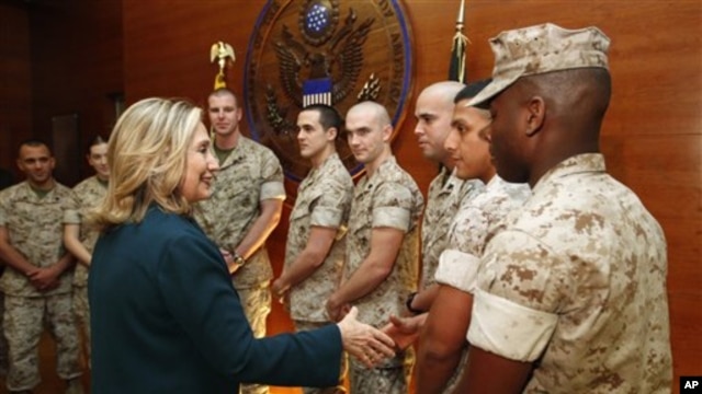 Menteri Luar Negeri AS Hillary Rodham Clinton menemui marinir AS di Kedubes Amerika di Kabul, Afghanistan, 20 Oktober 2011 (Foto: dok). Serangan maut di Konsulat AS di Benghazi tahun lalu, mendorong Amerika untuk meningkatkan keamanan di tempat-tempat perwakilan diplomatik AS di seluruh dunia.