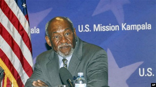 US Assistant Secretary of African Affairs Johnnie Carson, address journalists in Kampala, Uganda, July 27, 2010 (file photo)