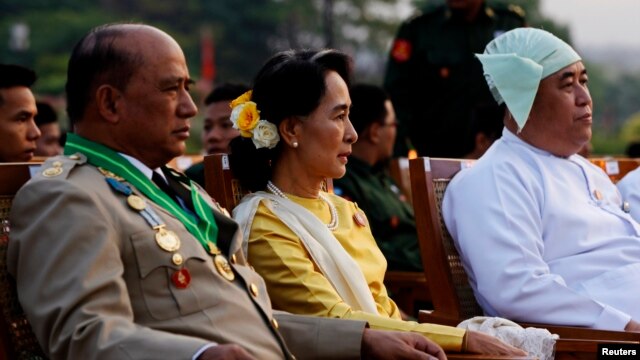 Lãnh tụ dân chủ Miến Điện Aung San Suu Kyi tham dự cuộc diễn binh hàng năm mừng Ngày Quân Lực tại Naypyitaw, ngày 27/3/2013.