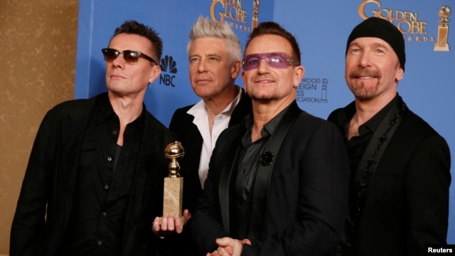 Adam Clayton (L), Bono (2nd from R), Larry Mullen, Jr. and The Edge (R) from the band U2 pose backstage with their award for Best Original Song for" Ordinary Love" from the film "Mandela: Long Walk to Freedom" , Jan. 12, 2014.