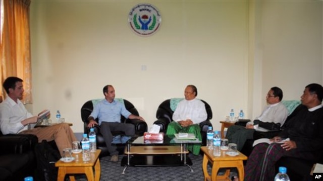 ကုလလူ႔အခြင့္အေရးအထူး ကိုယ္စားလွယ္ မစၥတာ ကင္တားနား ျမန္မာႏိုင္ငံသို႔ ေရာက္ရွိစဥ္ ျမန္မာ့လူ႔အခြင့္အေရးေကာ္မရွင္အဖဲြ႔နဲ႔ ေတြ႔ဆံုစဥ္။ (၀၈၊ ၁၃၊ ၂၀၁၃)