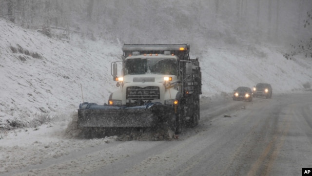 Los camiones de limpieza empezaron a limpiar las carreteras desde el lunes en West Virginia.