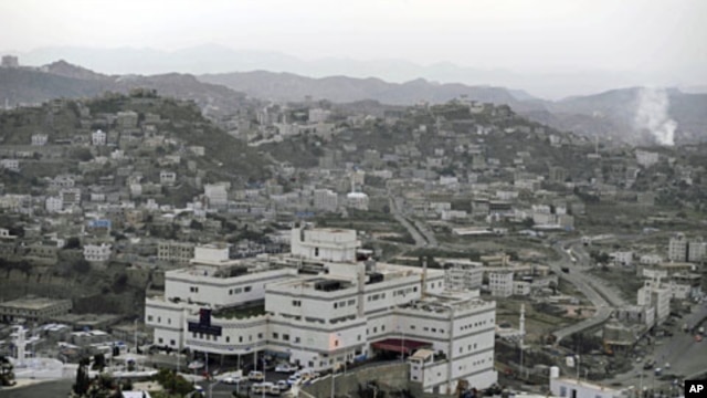 Smoke arises from the site of a bombing and violence according to witnesses in the west of the southern city of Taiz, December 5, 2011