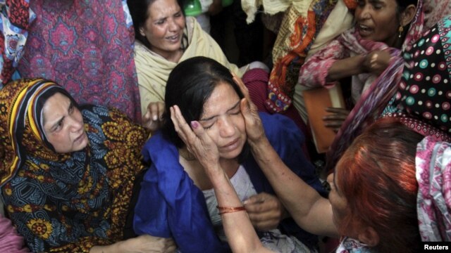 Các thành viên gia đình an ủi một phụ nữ có người thân thiệt mạng trong vụ nổ bom tự sát ở Lahore, ngày 27/3/2016.